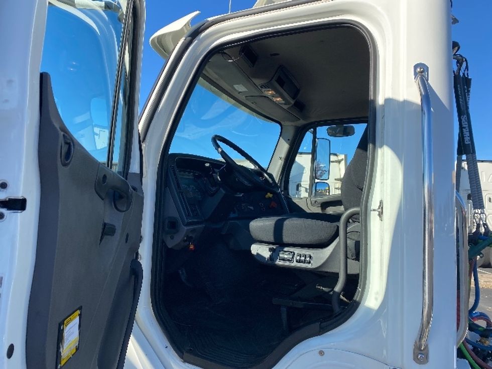 Day Cab Tractor-Heavy Duty Tractors-Freightliner-2020-M211242S-Harrisburg-PA-80,225\n\t\tmiles-$ 36,000 - Image 9