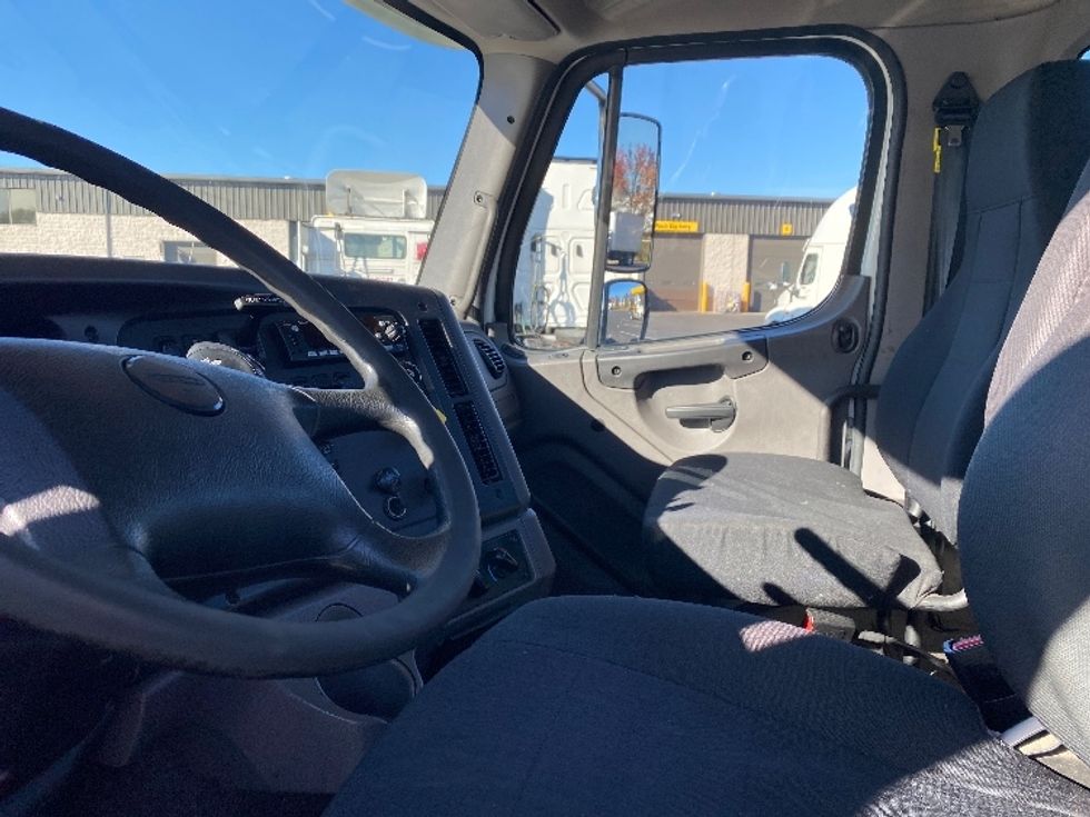 Day Cab Tractor-Heavy Duty Tractors-Freightliner-2020-M211242S-Harrisburg-PA-80,269\n\t\tmiles-$ 36,000 - Image 10
