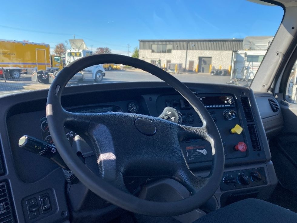 Day Cab Tractor-Heavy Duty Tractors-Freightliner-2020-M211242S-Harrisburg-PA-80,269\n\t\tmiles-$ 36,000 - Image 11