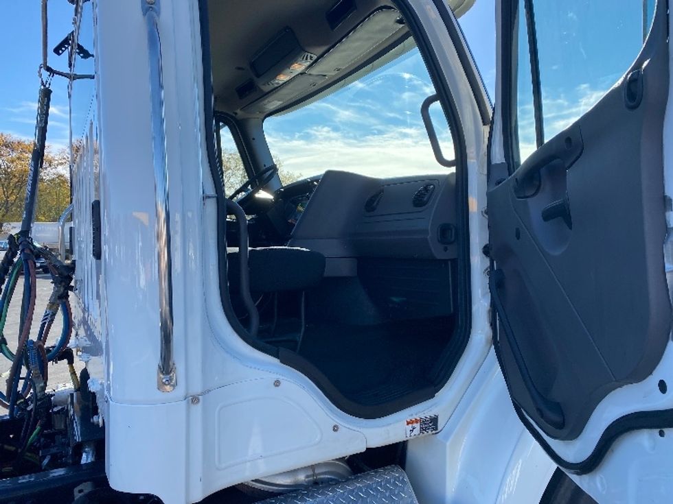 Day Cab Tractor-Heavy Duty Tractors-Freightliner-2020-M211242S-Harrisburg-PA-80,269\n\t\tmiles-$ 36,000 - Image 12