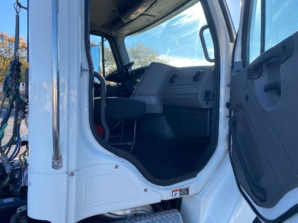 Day Cab Tractor-Heavy Duty Tractors-Freightliner-2020-M211242S-Harrisburg-PA-95,600\n\t\tmiles-$ 36,000 - Image 12