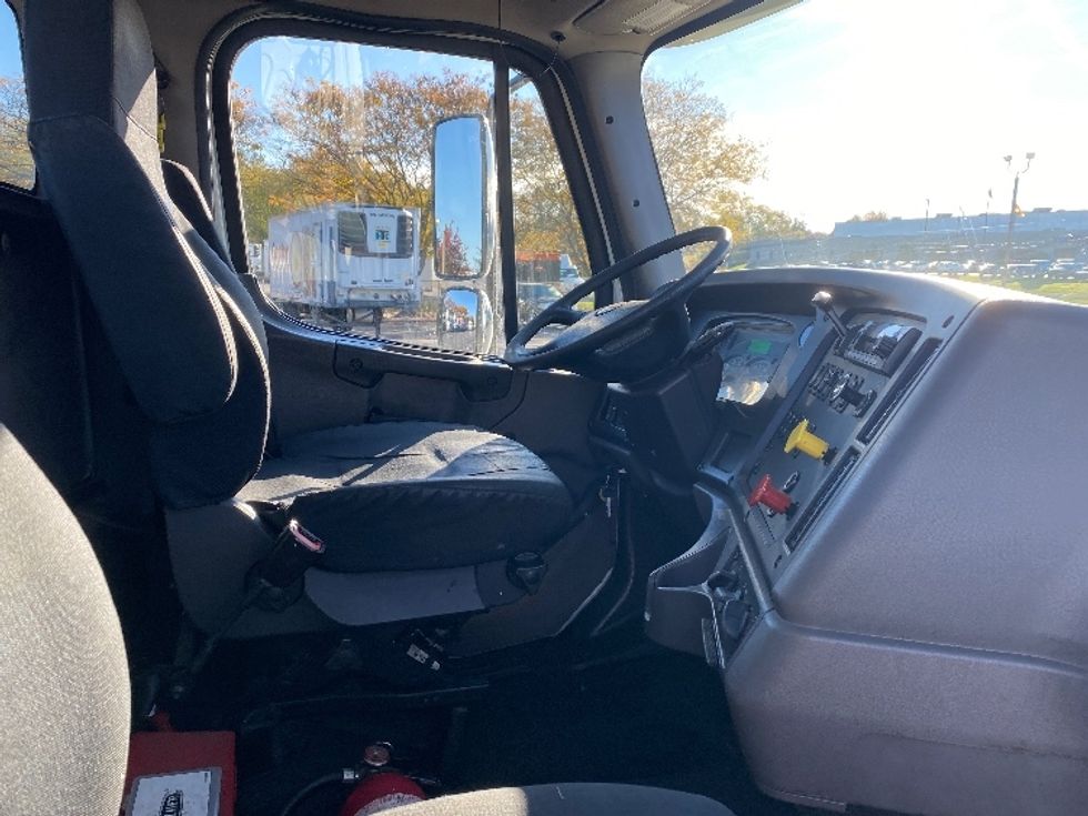 Day Cab Tractor-Heavy Duty Tractors-Freightliner-2020-M211242S-Harrisburg-PA-95,600\n\t\tmiles-$ 36,000 - Image 13