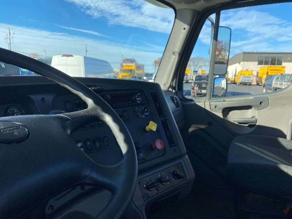 Day Cab Tractor-Heavy Duty Tractors-Freightliner-2020-M211242S-Harrisburg-PA-96,287\n\t\tmiles-$ 36,000 - Image 11