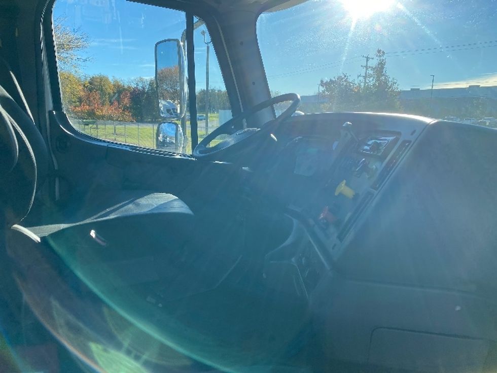 Day Cab Tractor-Heavy Duty Tractors-Freightliner-2020-M211242S-Harrisburg-PA-96,287\n\t\tmiles-$ 36,000 - Image 14