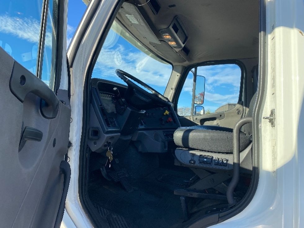 Day Cab Tractor-Heavy Duty Tractors-Freightliner-2020-M211242S-Harrisburg-PA-96,287\n\t\tmiles-$ 36,000 - Image 9