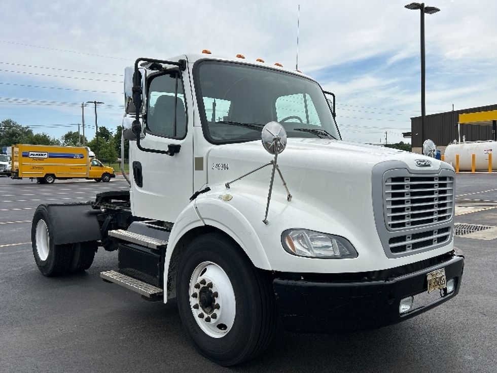 Day Cab Tractor-Heavy Duty Tractors-Freightliner-2020-M211242S-Lowell-AR-104,584\n\t\tmiles-$ 33,000 - Image 1