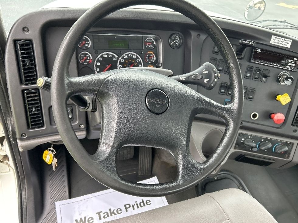 Day Cab Tractor-Heavy Duty Tractors-Freightliner-2020-M211242S-Lowell-AR-104,584\n\t\tmiles-$ 33,000 - Image 10