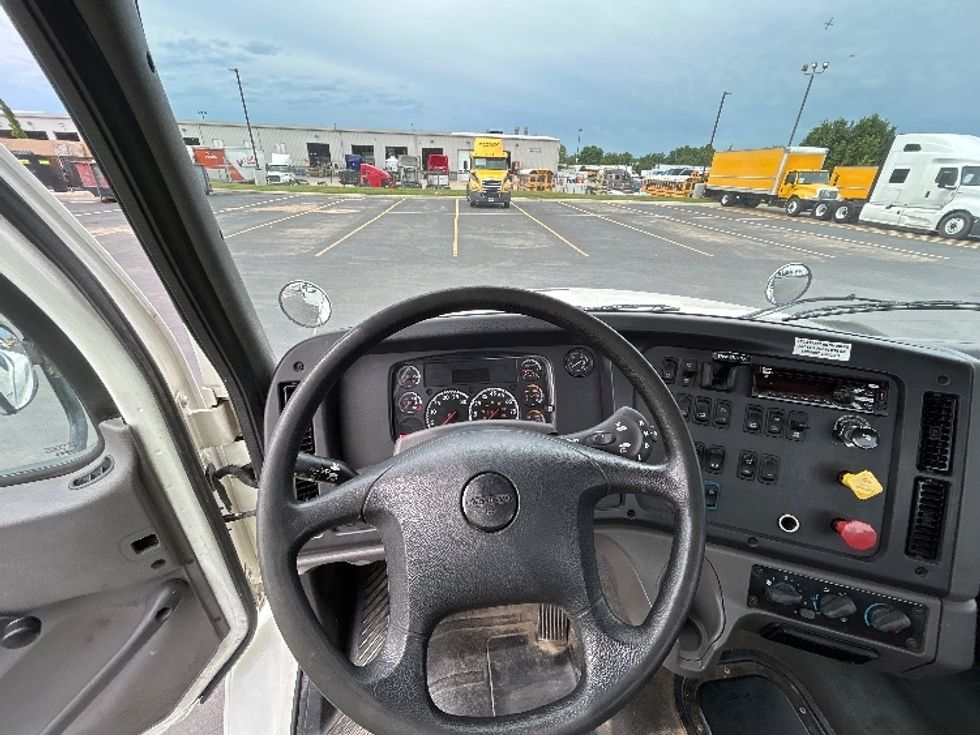 Day Cab Tractor-Heavy Duty Tractors-Freightliner-2020-M211242S-Lowell-AR-104,584\n\t\tmiles-$ 33,000 - Image 11