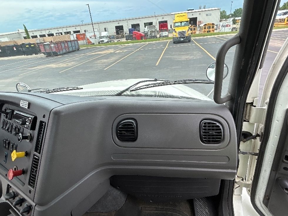 Day Cab Tractor-Heavy Duty Tractors-Freightliner-2020-M211242S-Lowell-AR-104,584\n\t\tmiles-$ 33,000 - Image 13