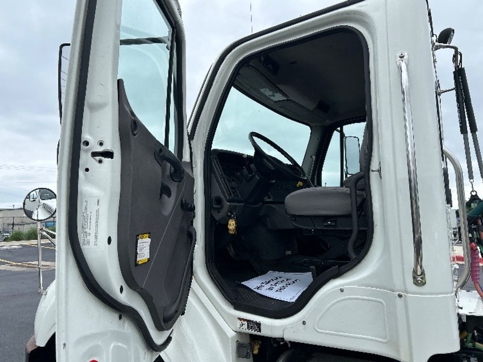 Day Cab Tractor-Heavy Duty Tractors-Freightliner-2020-M211242S-Lowell-AR-104,584\n\t\tmiles-$ 33,000 - Image 9