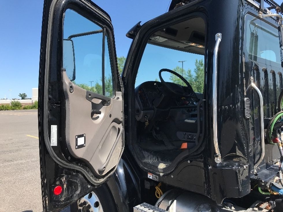 Day Cab Tractor-Heavy Duty Tractors-Freightliner-2020-M211242S-Ste-Foy-PQ-280,873\n\t\tkm-$ 41,250 - Image 9
