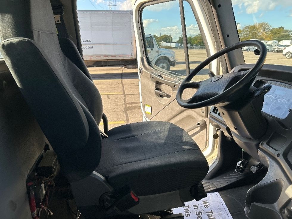 Day Cab Tractor-Heavy Duty Tractors-Freightliner-2020-M211242S-Warren-MI-109,119\n\t\tmiles-$ 36,000 - Image 14