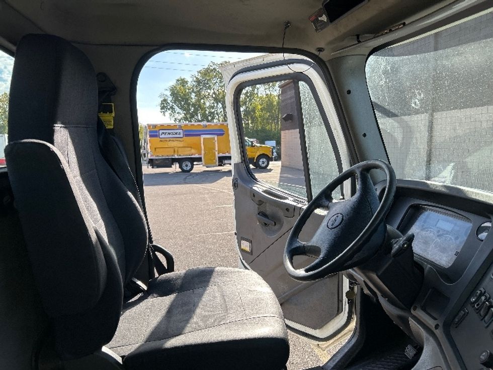 Day Cab Tractor-Heavy Duty Tractors-Freightliner-2020-M211242S-Warren-MI-88,819\n\t\tmiles-$ 36,000 - Image 14