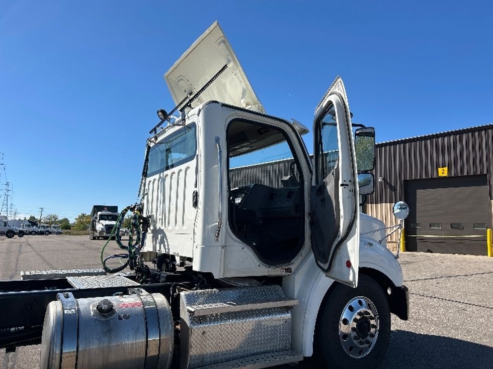 Day Cab Tractor-Heavy Duty Tractors-Freightliner-2020-M211242S-Warren-MI-90,788\n\t\tmiles-$ 36,000 - Image 12