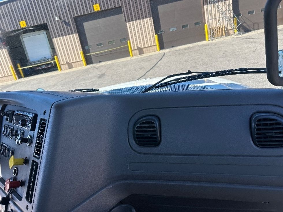 Day Cab Tractor-Heavy Duty Tractors-Freightliner-2020-M211242S-Warren-MI-90,788\n\t\tmiles-$ 36,000 - Image 13