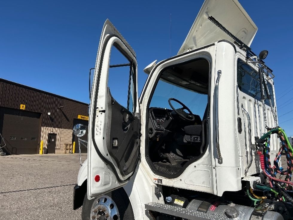 Day Cab Tractor-Heavy Duty Tractors-Freightliner-2020-M211242S-Warren-MI-90,788\n\t\tmiles-$ 36,000 - Image 9