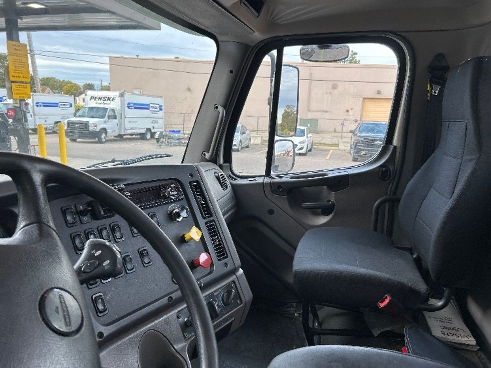 Day Cab Tractor-Heavy Duty Tractors-Freightliner-2020-M211242S-Warren-MI-92,389\n\t\tmiles-$ 36,000 - Image 10