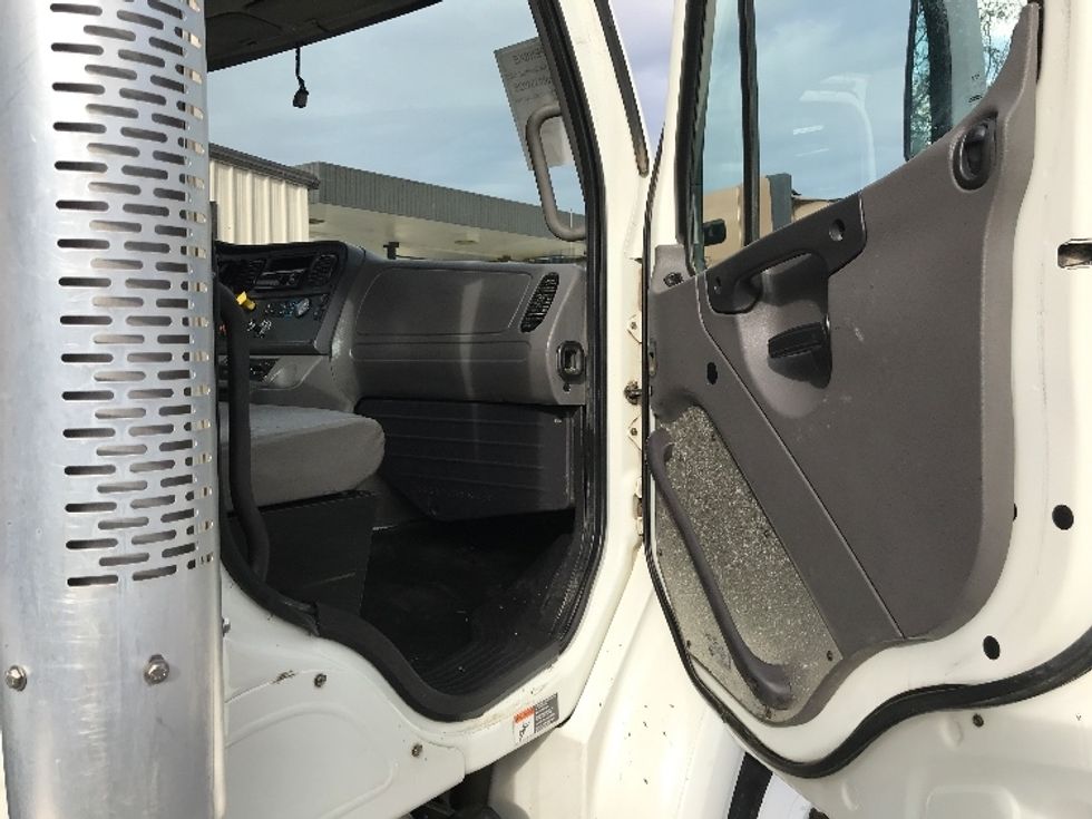 Day Cab Tractor-Heavy Duty Tractors-Freightliner-2020-M211264S-Cleveland-TN-382,814\n\t\tmiles-$ 47,750 - Image 12