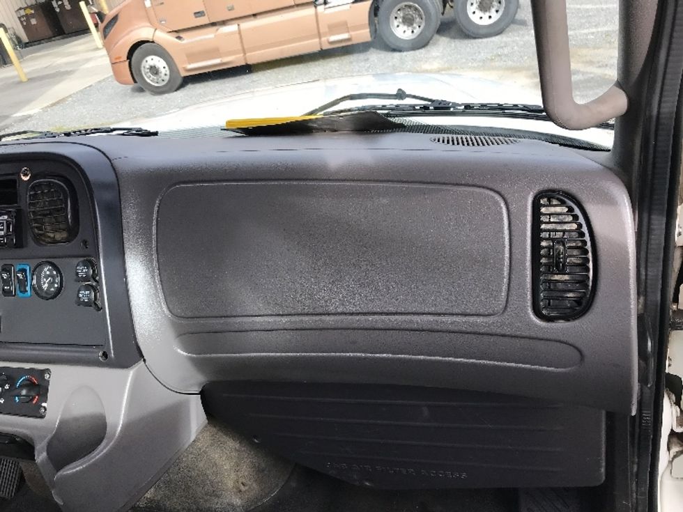 Day Cab Tractor-Heavy Duty Tractors-Freightliner-2020-M211264S-Cleveland-TN-382,814\n\t\tmiles-$ 47,750 - Image 13