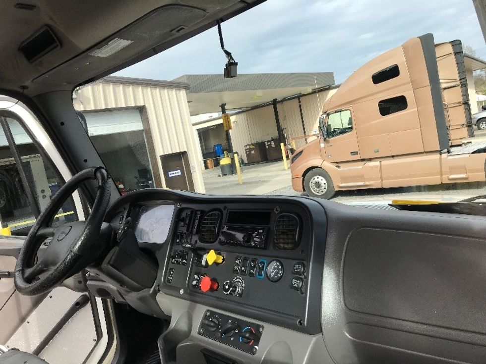 Day Cab Tractor-Heavy Duty Tractors-Freightliner-2020-M211264S-Cleveland-TN-382,814\n\t\tmiles-$ 47,750 - Image 14
