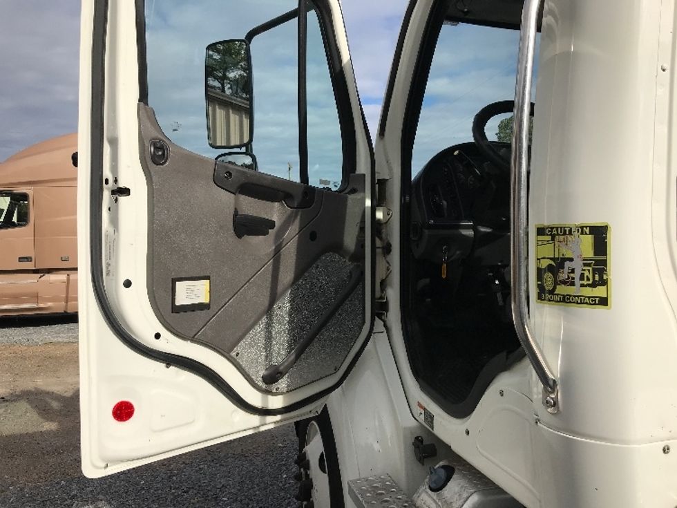 Day Cab Tractor-Heavy Duty Tractors-Freightliner-2020-M211264S-Cleveland-TN-382,814\n\t\tmiles-$ 47,750 - Image 9