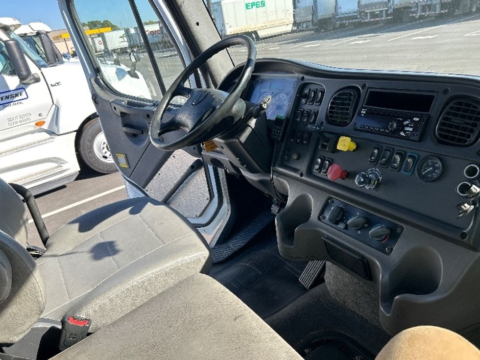 Day Cab Tractor-Heavy Duty Tractors-Freightliner-2020-M211264S-Concord-NC-216,626\n\t\tmiles-$ 49,250 - Image 14