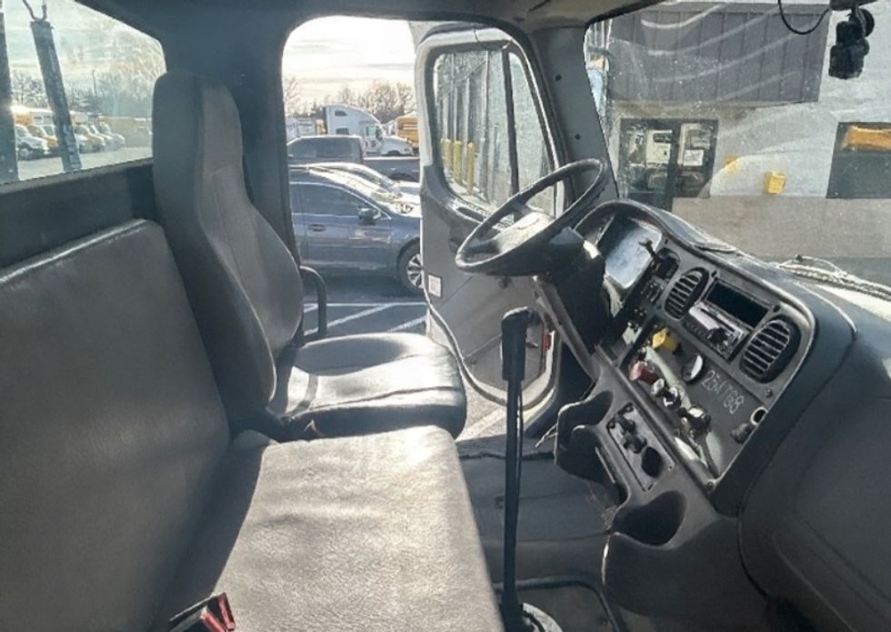 Day Cab Tractor-Heavy Duty Tractors-Freightliner-2020-M211264S-Louisville-KY-494,142\n\t\tmiles-$ 27,500 - Image 14