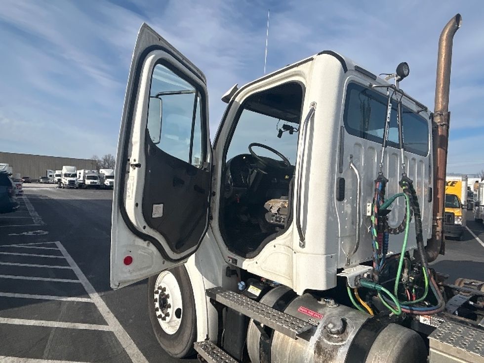 Day Cab Tractor-Heavy Duty Tractors-Freightliner-2020-M211264S-Louisville-KY-494,142\n\t\tmiles-$ 27,500 - Image 9