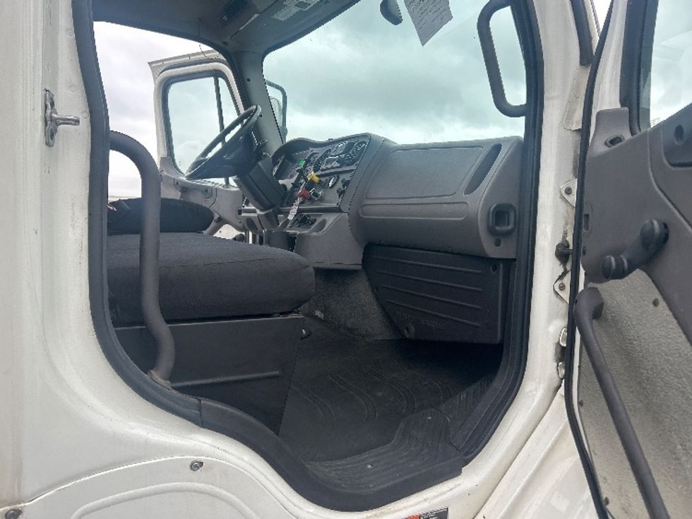 Day Cab Tractor-Heavy Duty Tractors-Freightliner-2020-M211264S-Obetz-OH-371,558\n\t\tmiles-$ 37,750 - Image 12