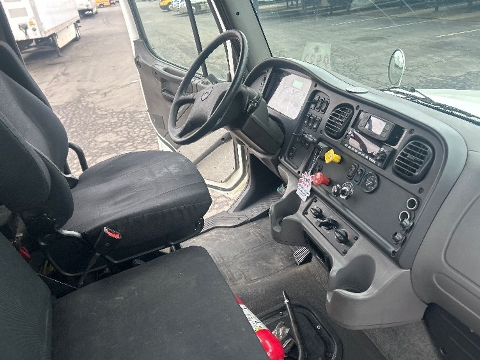 Day Cab Tractor-Heavy Duty Tractors-Freightliner-2020-M211264S-Obetz-OH-371,558\n\t\tmiles-$ 37,750 - Image 14