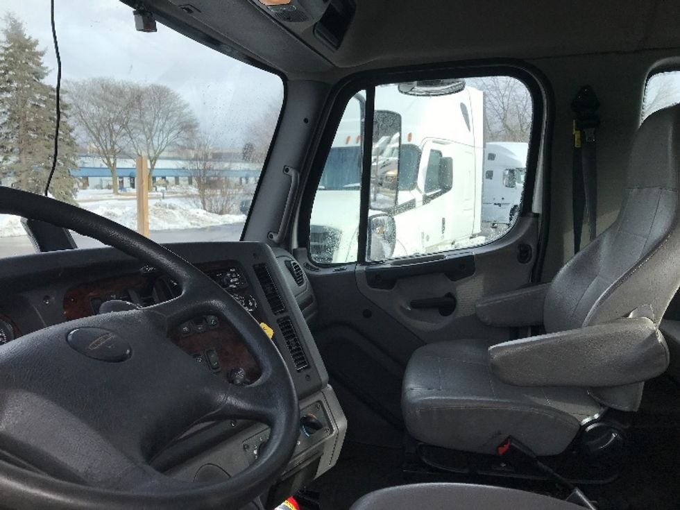 Day Cab Tractor-Heavy Duty Tractors-Freightliner-2020-M211264S-Pewaukee-WI-73,566\n\t\tmiles-$ 60,000 - Image 10