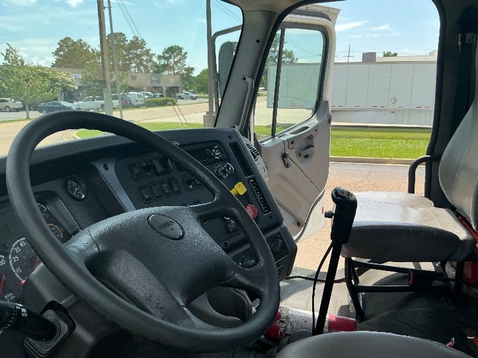 Day Cab Tractor-Heavy Duty Tractors-Freightliner-2020-M211264S-Richland-MS-169,874\n\t\tmiles-$ 53,000 - Image 10