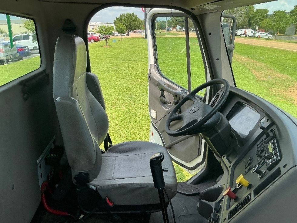 Day Cab Tractor-Heavy Duty Tractors-Freightliner-2020-M211264S-Richland-MS-169,874\n\t\tmiles-$ 53,000 - Image 14