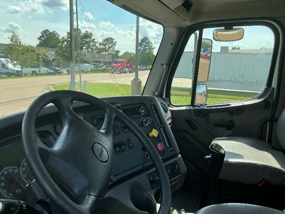 Day Cab Tractor-Heavy Duty Tractors-Freightliner-2020-M211264S-Richland-MS-192,737\n\t\tmiles-$ 51,750 - Image 10