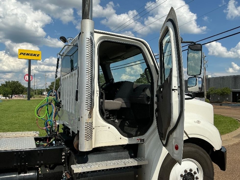 Day Cab Tractor-Heavy Duty Tractors-Freightliner-2020-M211264S-Richland-MS-192,737\n\t\tmiles-$ 51,750 - Image 12