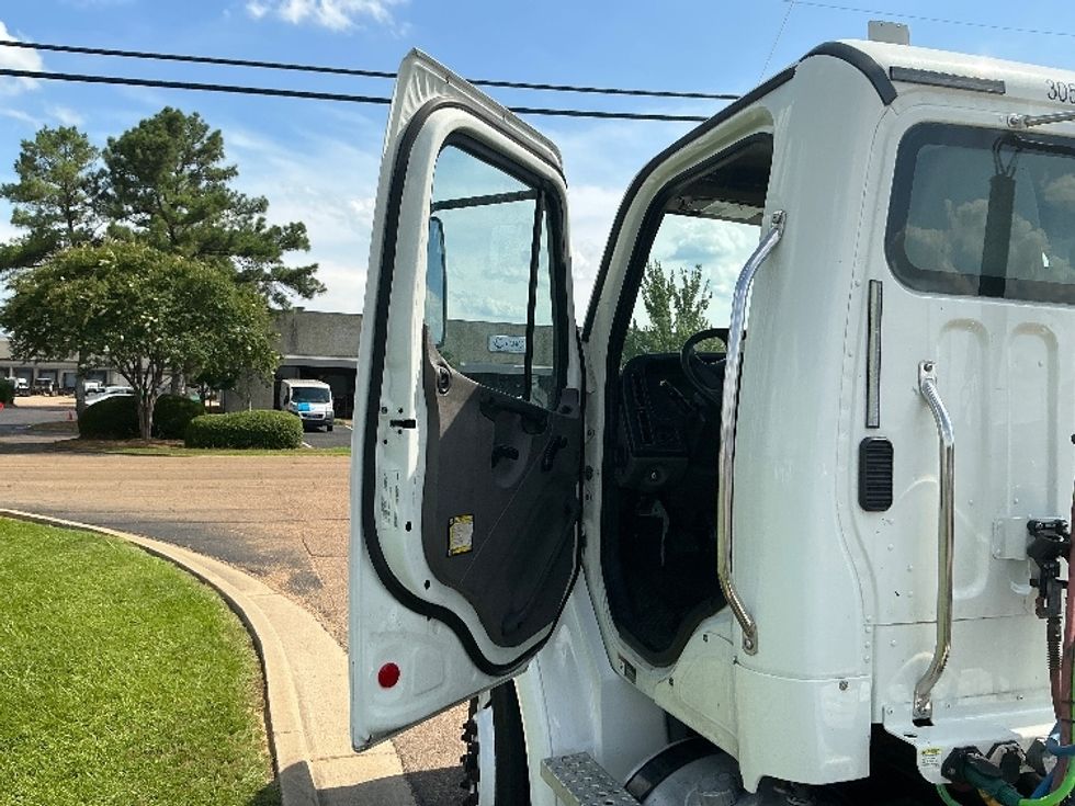 Day Cab Tractor-Heavy Duty Tractors-Freightliner-2020-M211264S-Richland-MS-192,737\n\t\tmiles-$ 51,750 - Image 9