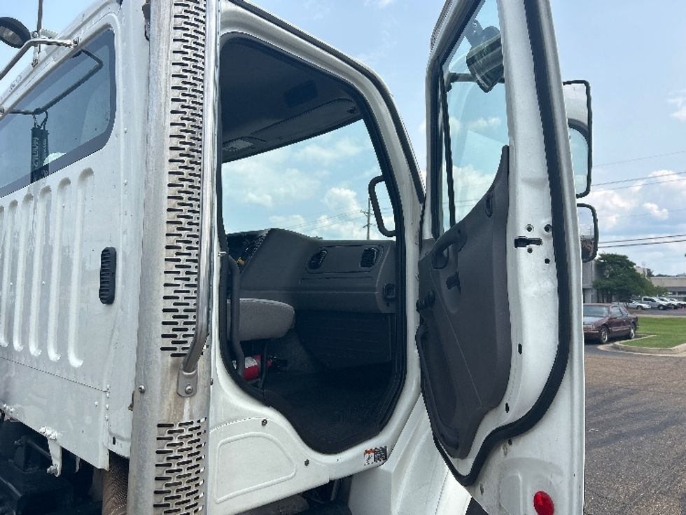 Day Cab Tractor-Heavy Duty Tractors-Freightliner-2020-M211264S-Richland-MS-267,067\n\t\tmiles-$ 46,750 - Image 12