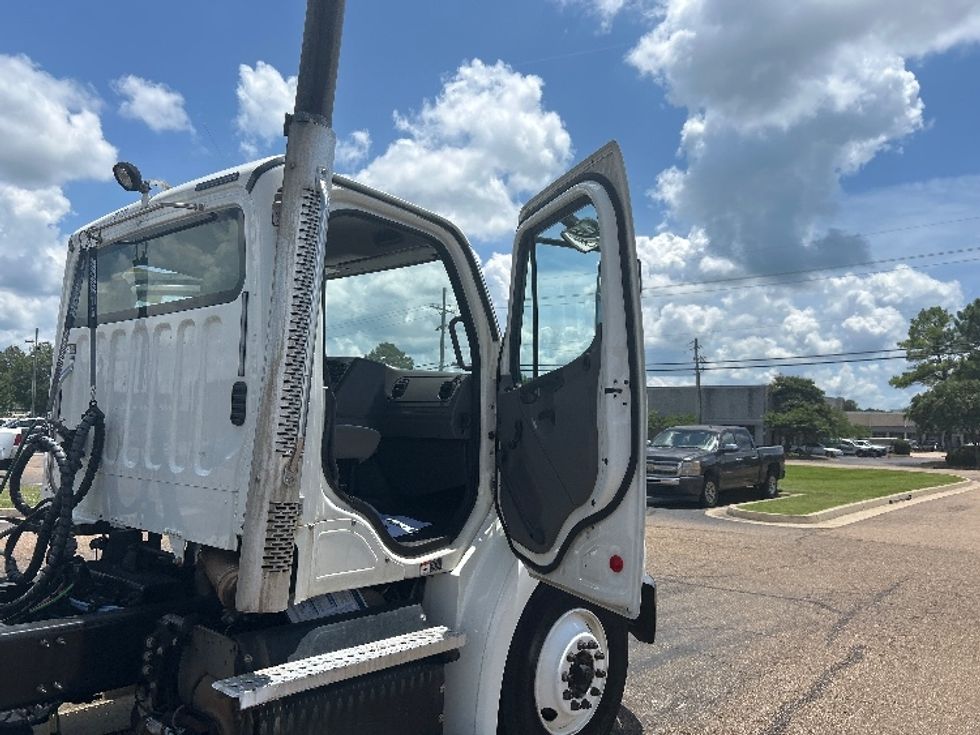 Day Cab Tractor-Heavy Duty Tractors-Freightliner-2020-M211264S-Richland-MS-284,149\n\t\tmiles-$ 45,750 - Image 12