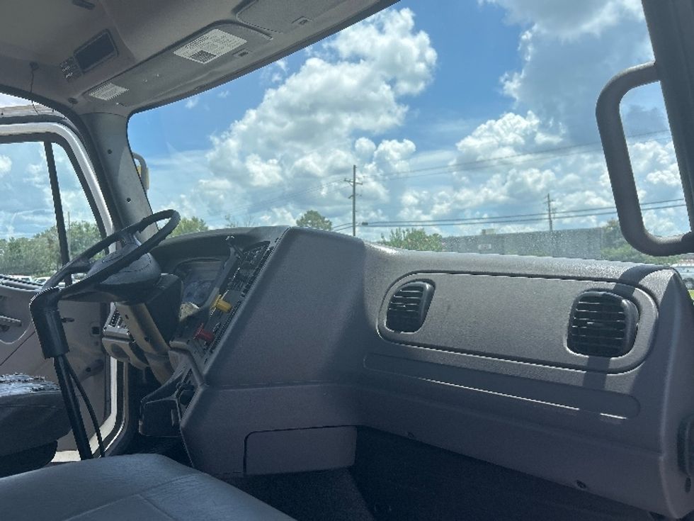 Day Cab Tractor-Heavy Duty Tractors-Freightliner-2020-M211264S-Richland-MS-284,149\n\t\tmiles-$ 45,750 - Image 14