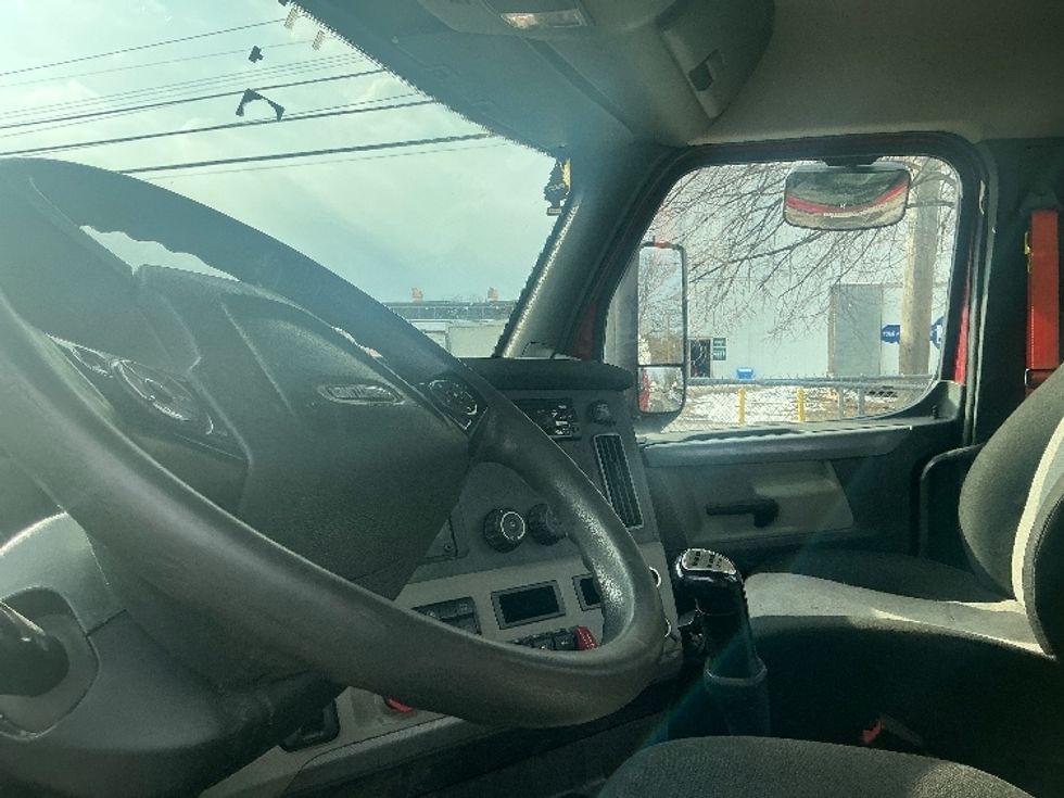 Day Cab Tractor-Heavy Duty Tractors-Freightliner-2020-T11642ST-Albany-NY-185,690\n\t\tmiles-$ 37,750 - Image 10