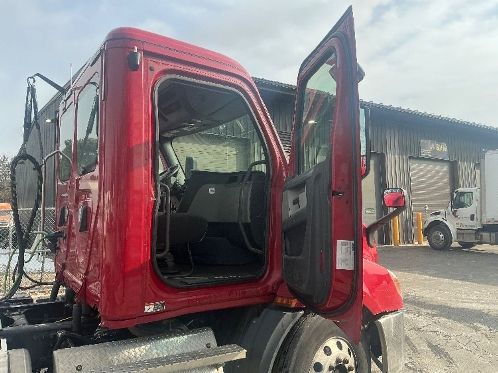 Day Cab Tractor-Heavy Duty Tractors-Freightliner-2020-T11642ST-Albany-NY-185,690\n\t\tmiles-$ 37,750 - Image 12