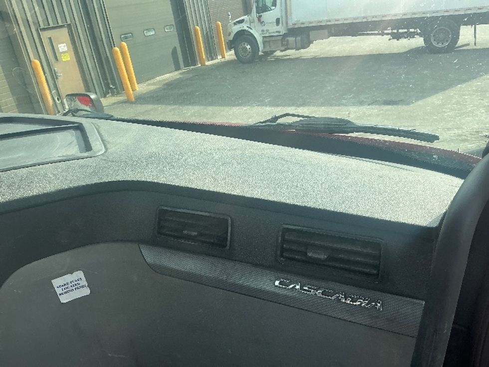 Day Cab Tractor-Heavy Duty Tractors-Freightliner-2020-T11642ST-Albany-NY-185,690\n\t\tmiles-$ 37,750 - Image 13