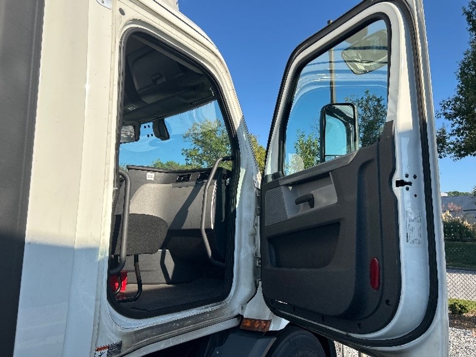 Day Cab Tractor-Heavy Duty Tractors-Freightliner-2020-T11642ST-Atlanta (Conyers)-GA-491,741\n\t\tmiles-$ 33,750 - Image 12