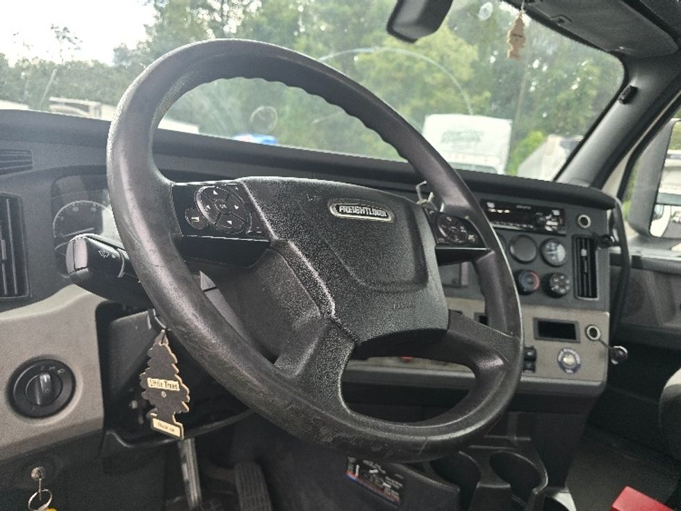 Day Cab Tractor-Heavy Duty Tractors-Freightliner-2020-T11642ST-Atlanta (Forest Park)-GA-378,182\n\t\tmiles-$ 41,500 - Image 10