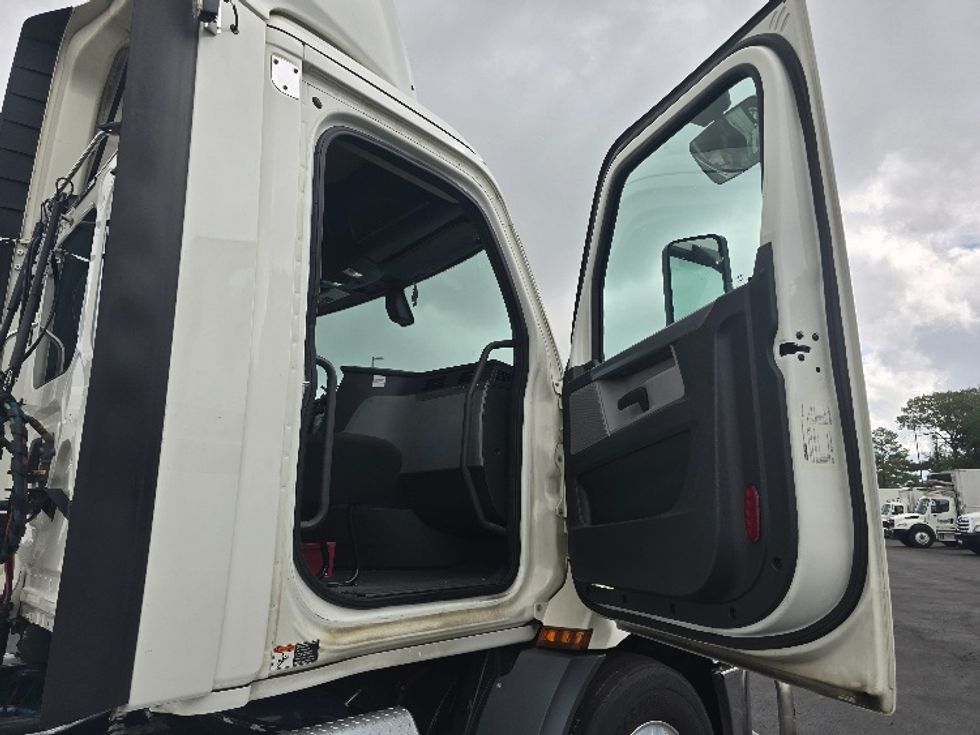 Day Cab Tractor-Heavy Duty Tractors-Freightliner-2020-T11642ST-Atlanta (Forest Park)-GA-378,182\n\t\tmiles-$ 41,500 - Image 12