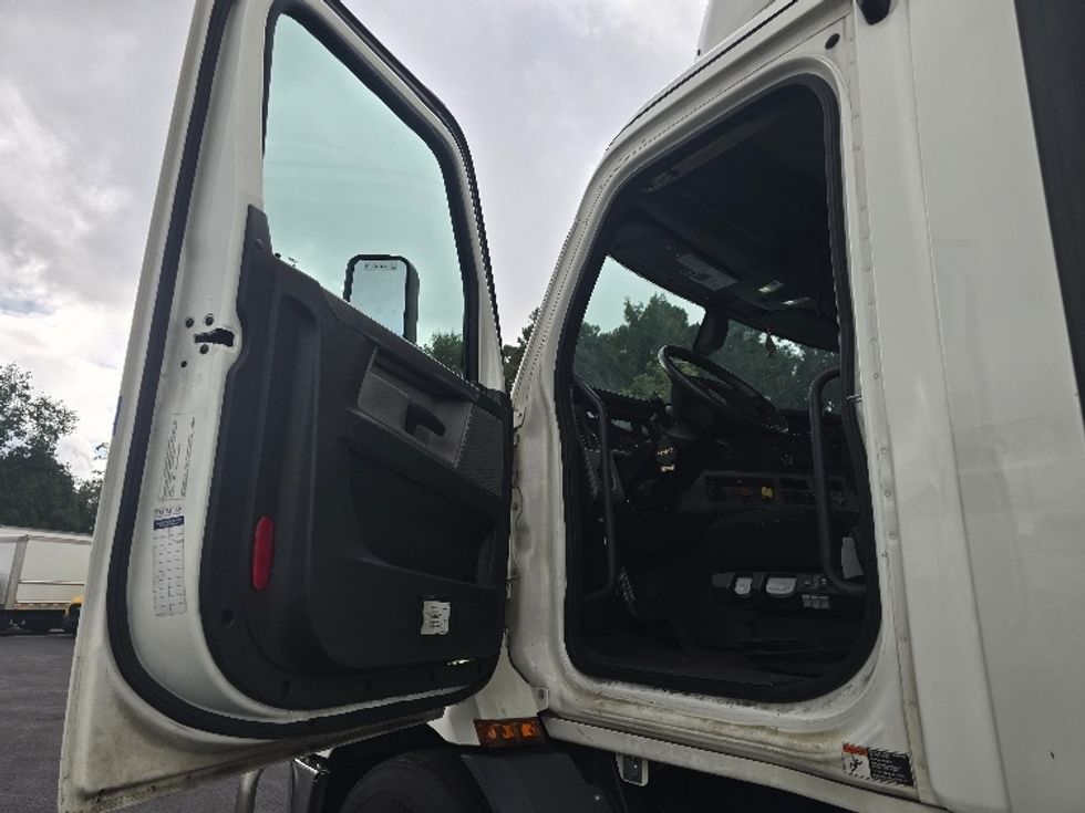 Day Cab Tractor-Heavy Duty Tractors-Freightliner-2020-T11642ST-Atlanta (Forest Park)-GA-378,182\n\t\tmiles-$ 41,500 - Image 9