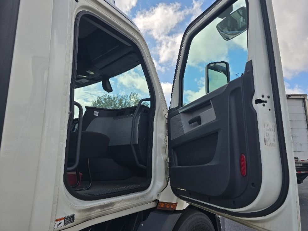 Day Cab Tractor-Heavy Duty Tractors-Freightliner-2020-T11642ST-Atlanta (Forest Park)-GA-429,866\n\t\tmiles-$ 38,500 - Image 11