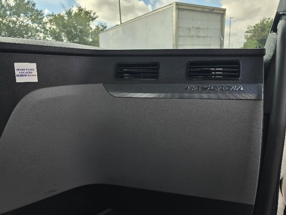 Day Cab Tractor-Heavy Duty Tractors-Freightliner-2020-T11642ST-Atlanta (Forest Park)-GA-429,866\n\t\tmiles-$ 38,500 - Image 12