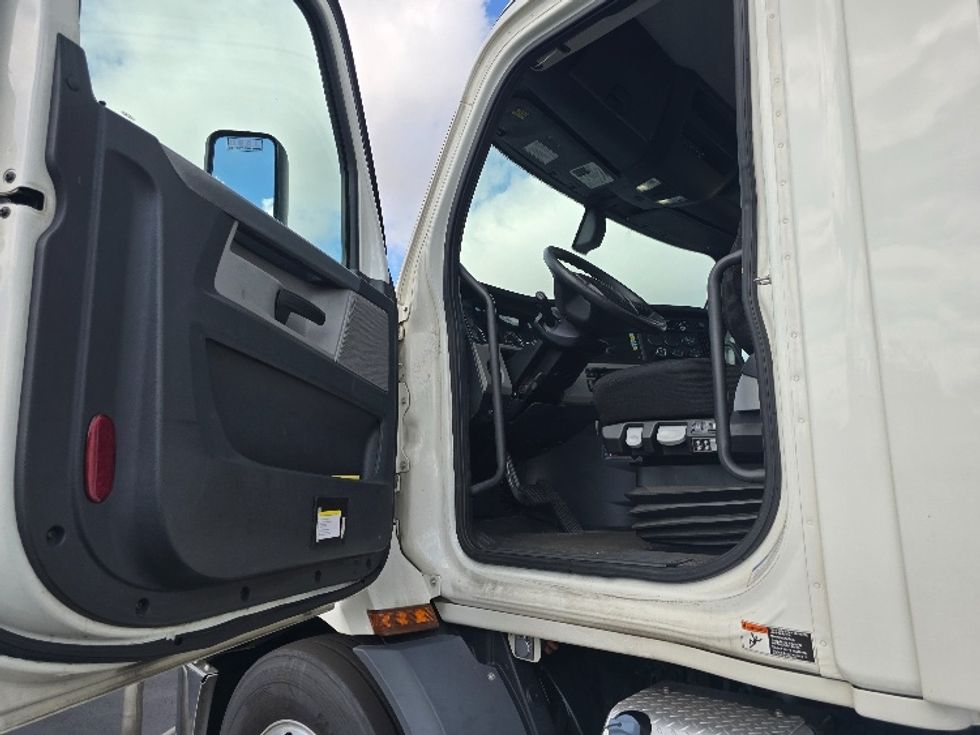 Day Cab Tractor-Heavy Duty Tractors-Freightliner-2020-T11642ST-Atlanta (Forest Park)-GA-429,866\n\t\tmiles-$ 38,500 - Image 8