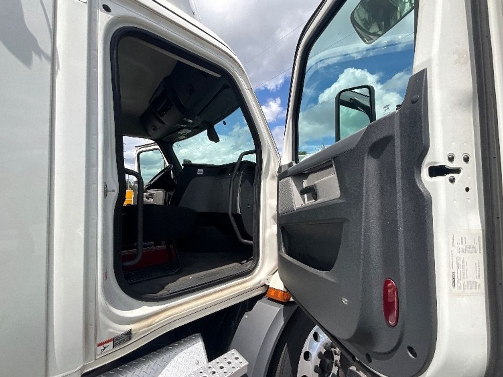 Day Cab Tractor-Heavy Duty Tractors-Freightliner-2020-T11642ST-Atlanta (Forest Park)-GA-467,594\n\t\tmiles-$ 38,500 - Image 12
